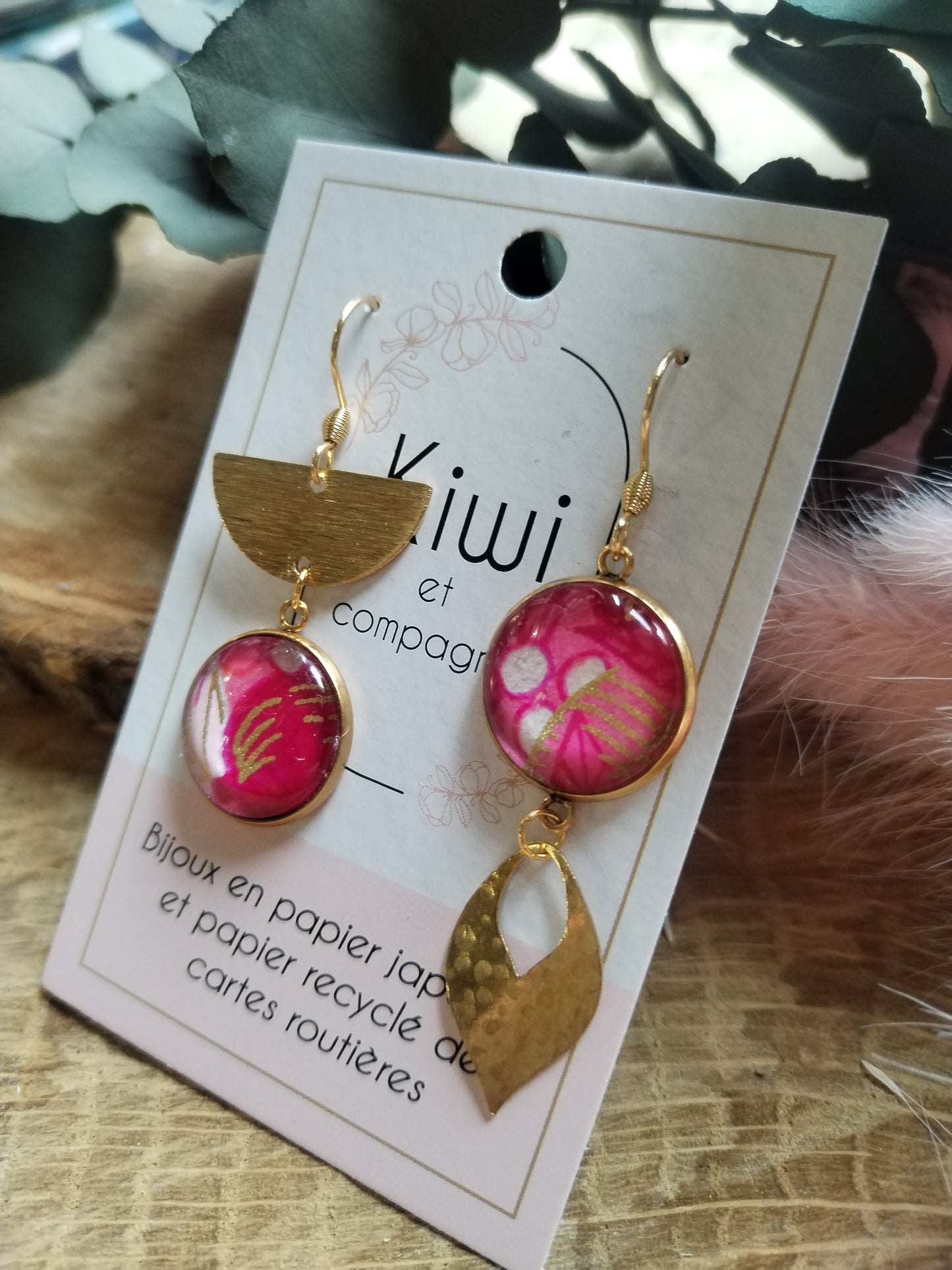 Boucles d'oreilles asymétriques - Cabochons 16mm - Acier inoxydable doré - Feuillage rose