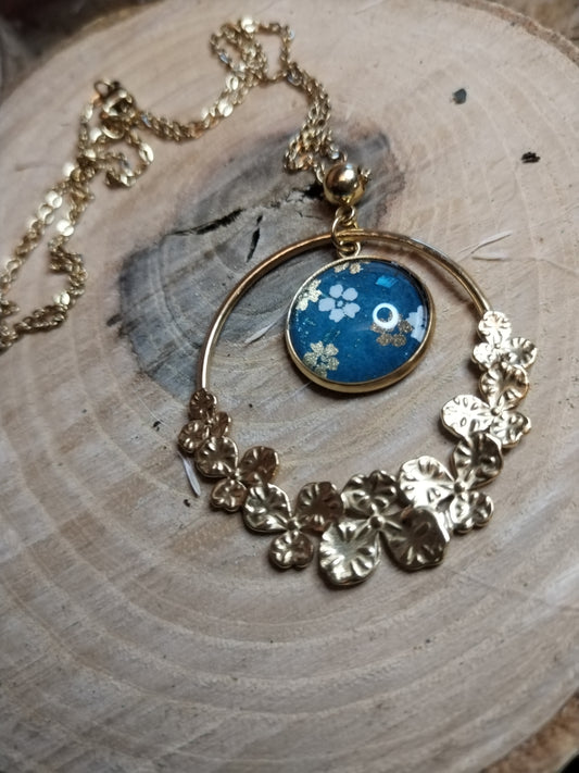 Collier acier doré  bleu fleur et breloque ronde