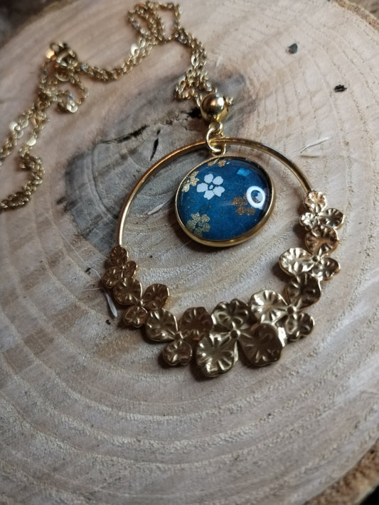 Collier acier doré  bleu fleur et breloque ronde