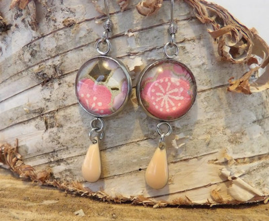 Boucles d'oreilles cabochons 14mm - Métal argenté - papier japonais fleurs roses et doré, fond crème