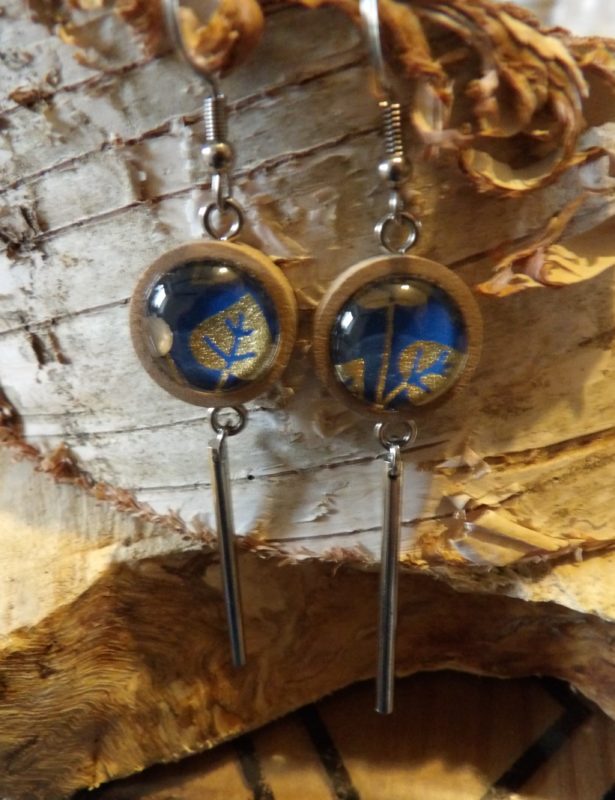 Boucles d'oreilles support bois 15mm avec tube métal - fond bleu, feuilles dorées