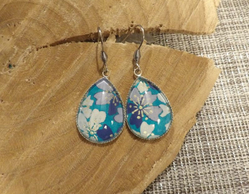 Boucles d'oreilles pendantes goutte 18x25mm - acier - Papier japonais fleurs blanches, fond turquoise