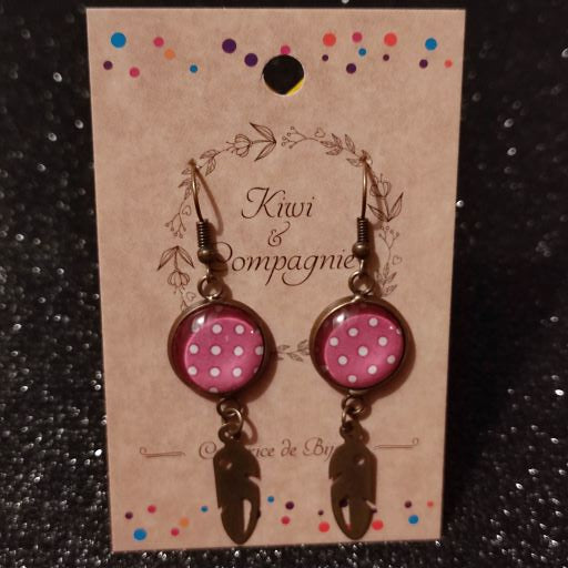 Boucles d'oreilles cabochons 14mm - Bronze - pois rose et breloque plume