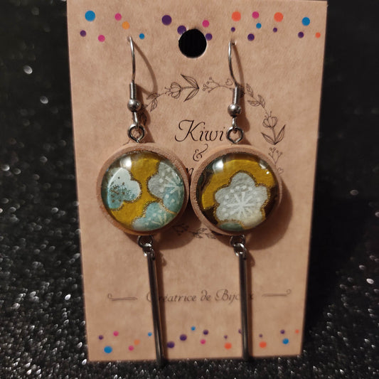 Boucles d'oreilles support bois 20mm avec tube métal - Papier japonais fleurs de cerisier blanches et bleues, fond moutarde