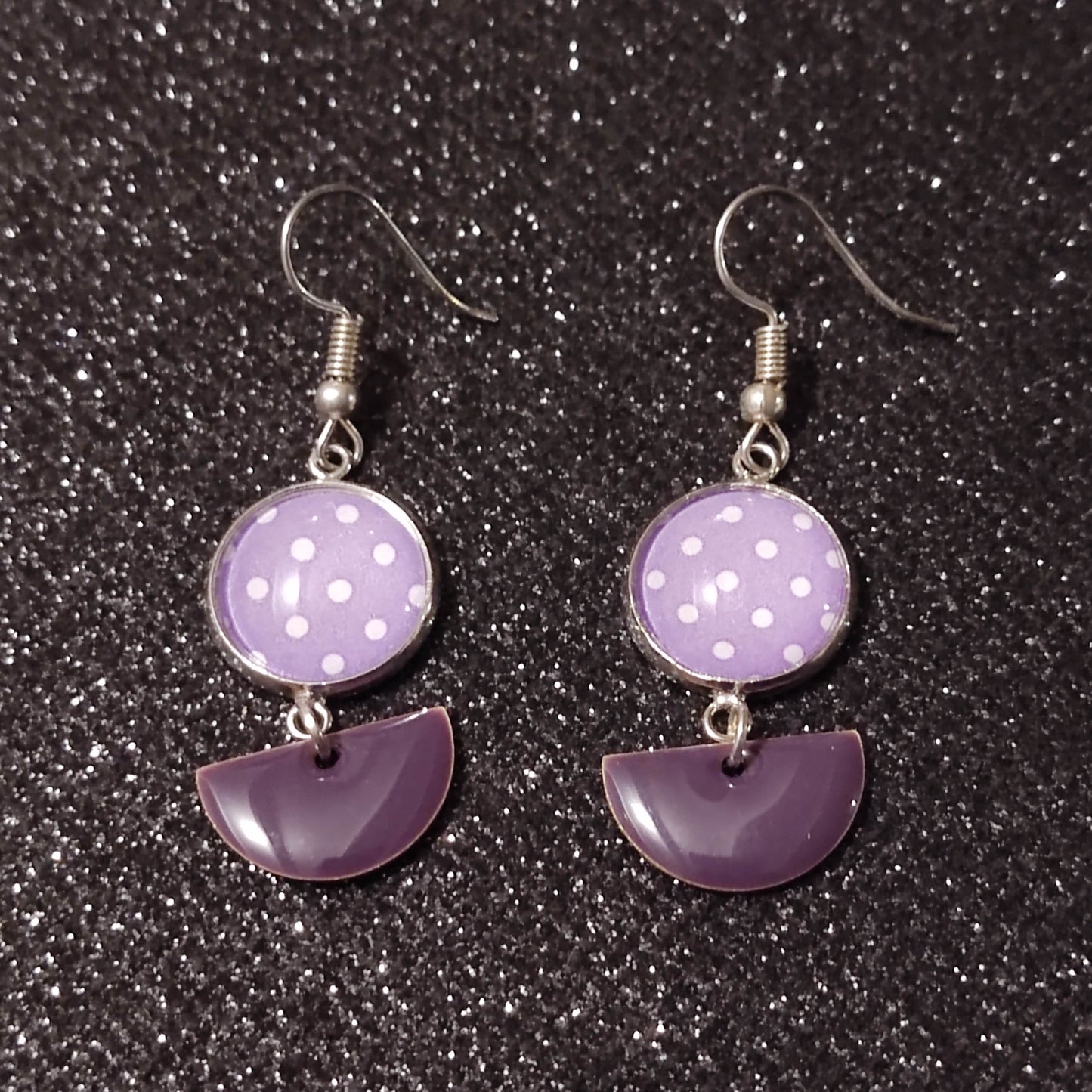 Boucles d'oreilles cabochons 14mm - Acier inoxydable - pois blanc fond mauve - sequin demi-cercle mauve