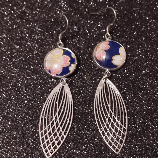 Boucles d'oreilles cabochons ronds 16mm - Acier inoxydable - papier japonais floral fond bleu - breloque filigrane plume