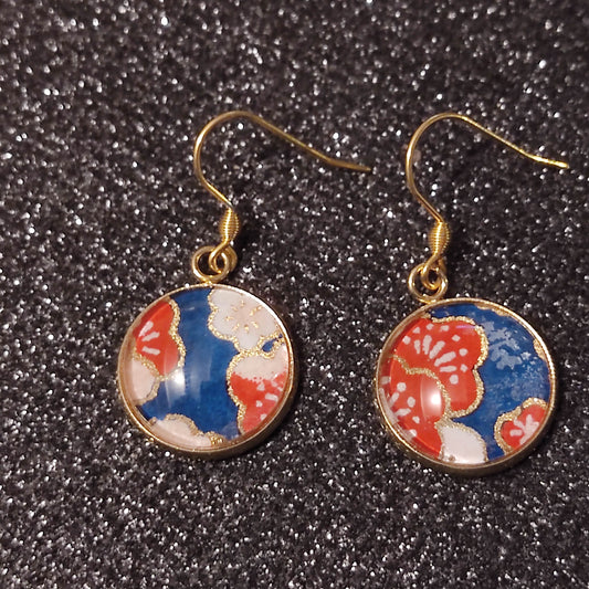 Boucles d'oreilles cabochons ronds 16mm - acier inoxydable doré - papier japonais floral rouge, doré et blanc - fond bleu