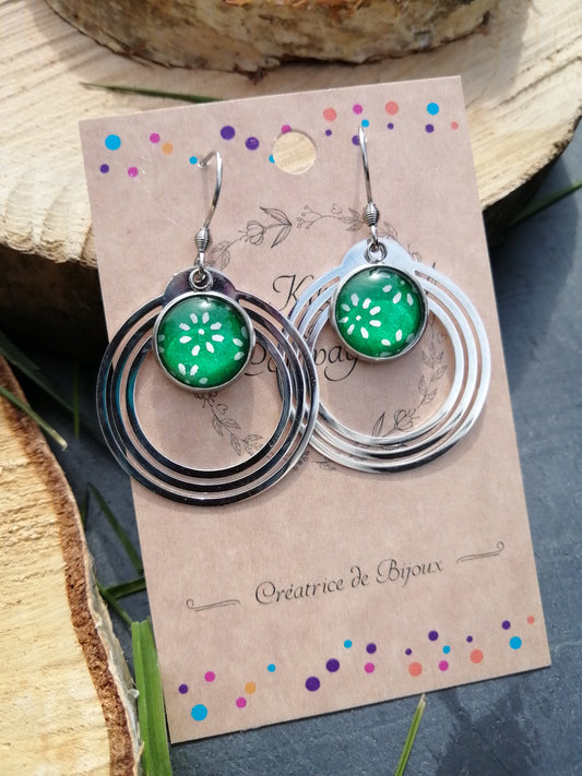 Boucles d'oreilles cabochons ronds 12mm - Métal argenté - fleurs blanches fond vert + breloque cercle