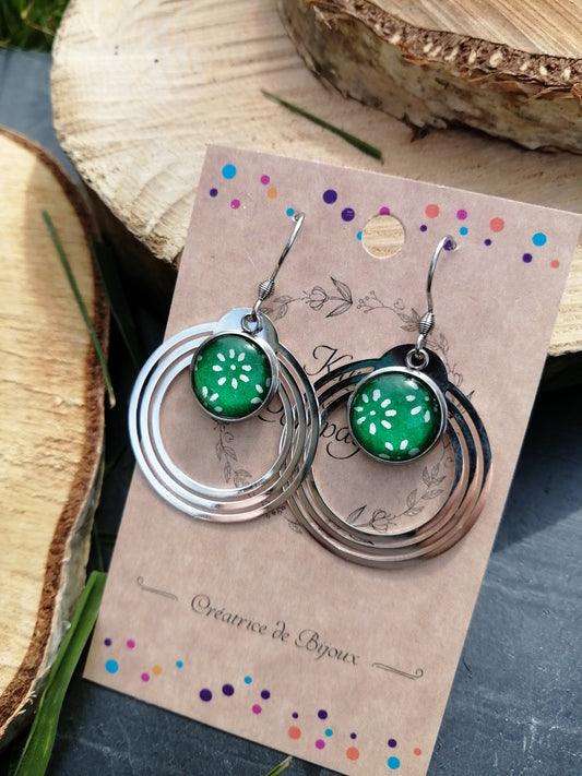 Boucles d'oreilles cabochons ronds 12mm - Métal argenté - fleurs blanches fond vert + breloque cercle