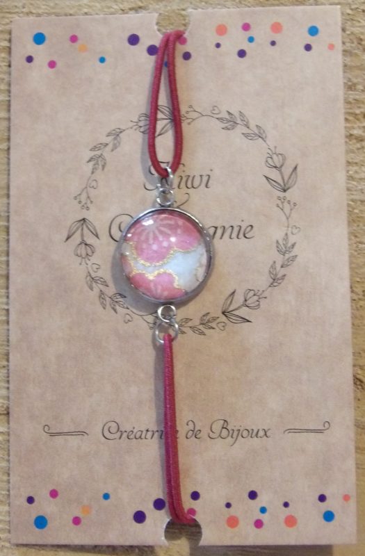 Bracelet élastique couleur bordeau avec cabochon 14mm - papier japonais, fleurs roses et dorées, fond blanc