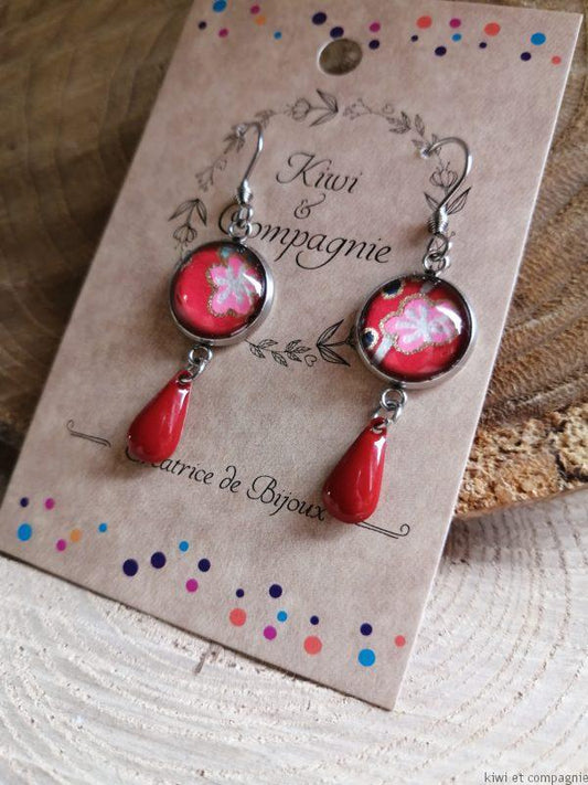 Boucles d'oreilles cabochons 14mm - Métal argenté - fleur rouge et breloque rouge