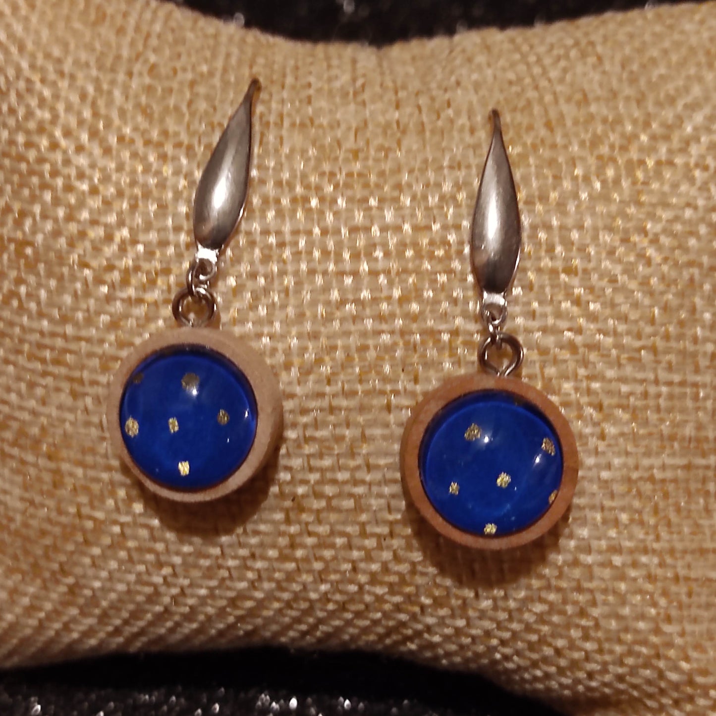 Boucles d'oreilles support bois 15mm - Pois dorés et fond bleu